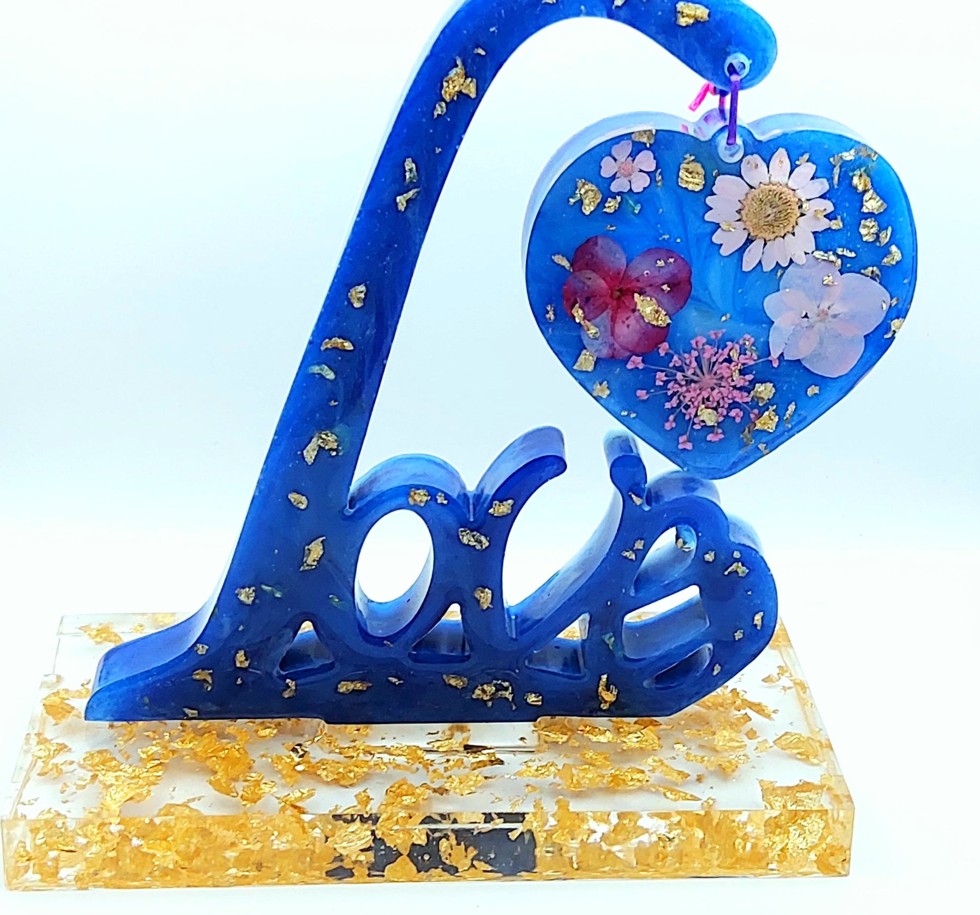 Mot LOVE sur Socle avec Coeur suspendu  en résine époxy, bleu et feuille d'or, fleurs séchées roses