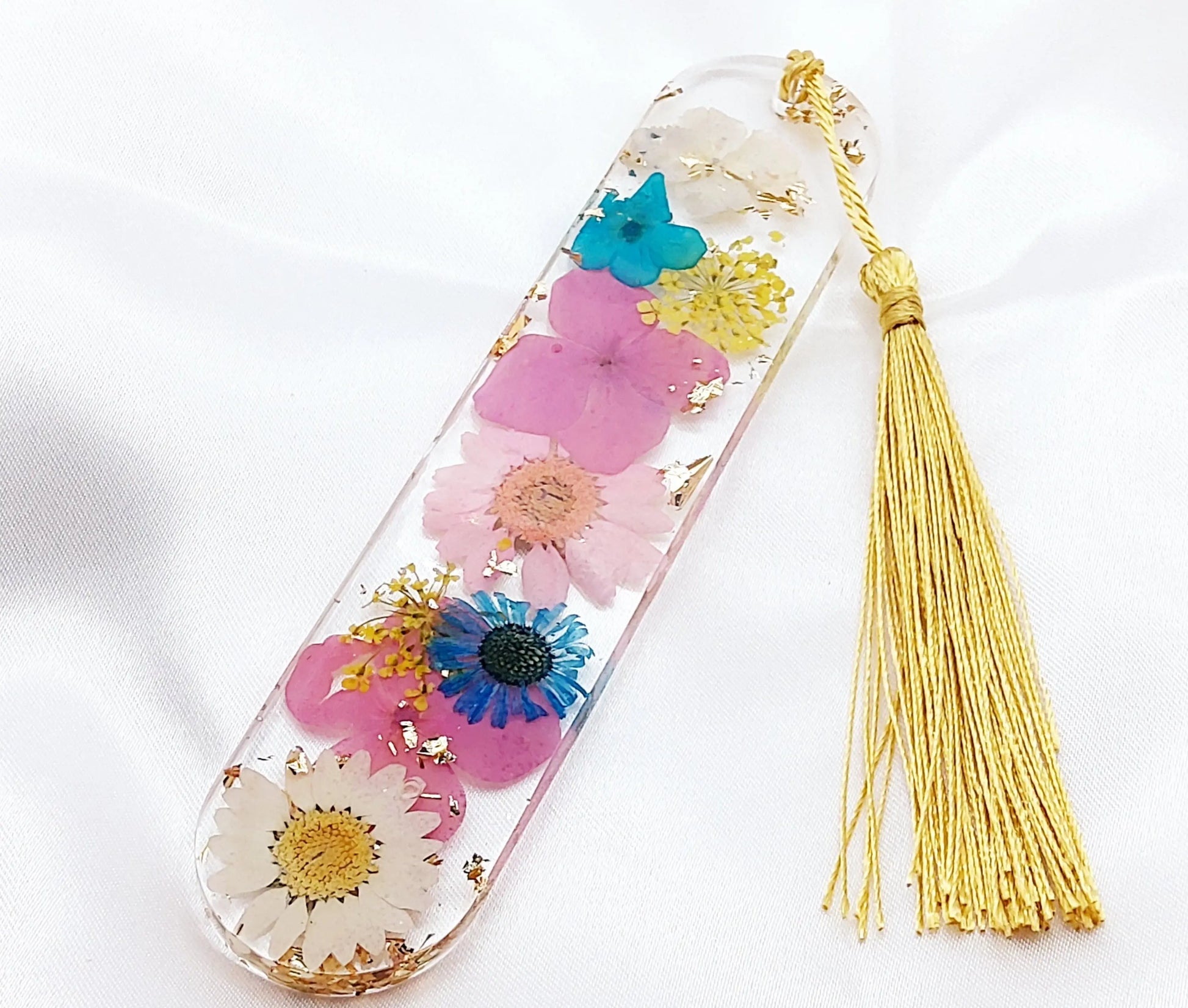 Marque-pages en résine époxy. Transparent avec fleurs séchées multicolores, feuille d'or, et pompon gland soyeux doré - PRETTY RESINE