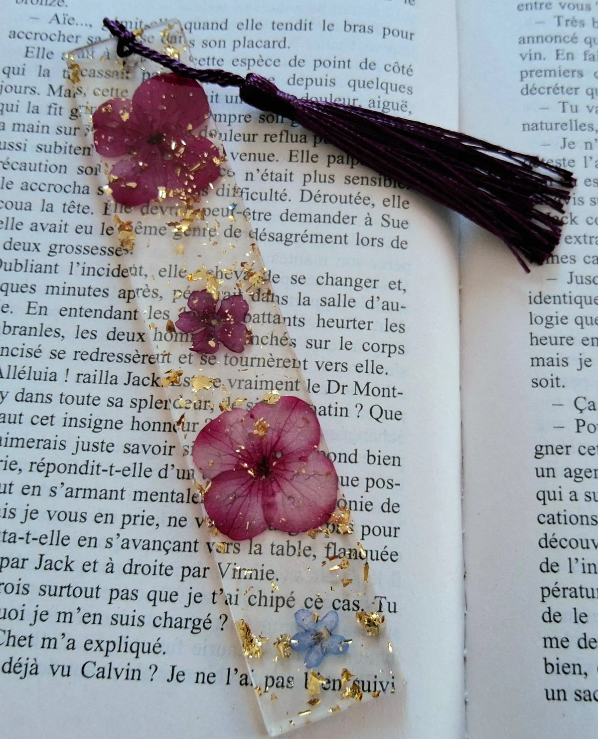Marque-pages en résine époxy. Transparent avec fleurs séchées bordeaux et feuille d'or - PRETTY RESINE