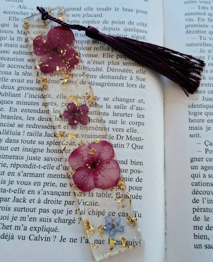 Marque-pages en résine époxy. Transparent avec fleurs séchées bordeaux et feuille d'or - PRETTY RESINE