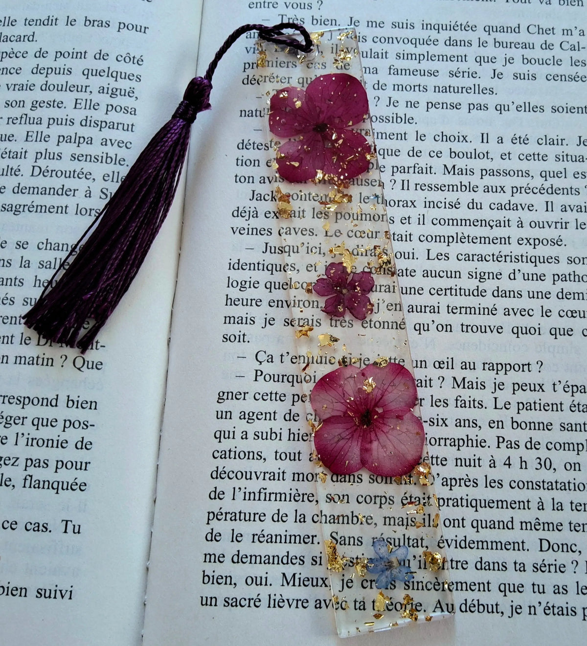 Marque-pages en résine époxy. Transparent avec fleurs séchées bordeaux et feuille d'or - PRETTY RESINE