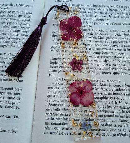 Marque-pages en résine époxy. Transparent avec fleurs séchées bordeaux et feuille d'or - PRETTY RESINE