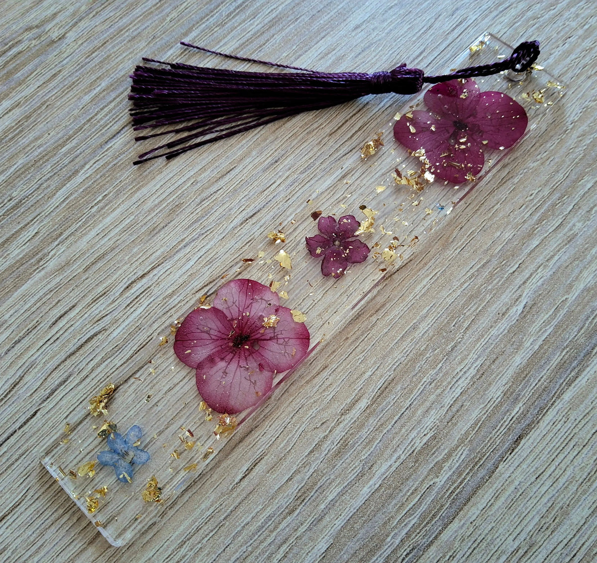 Marque-pages en résine époxy. Transparent avec fleurs séchées bordeaux et feuille d'or - PRETTY RESINE