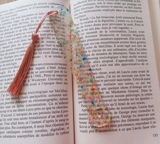 Marque-pages "Patte de Chat" en résine époxy, bulles multicolores, posé dans un livre