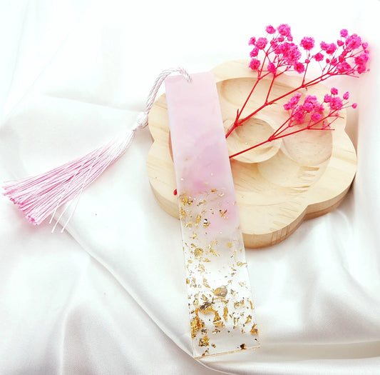 Marque-pages en résine époxy. Rose pastel et transparent avec feuille d'or. Pompon gland rose pastel et blanc. PRETTY RESINE