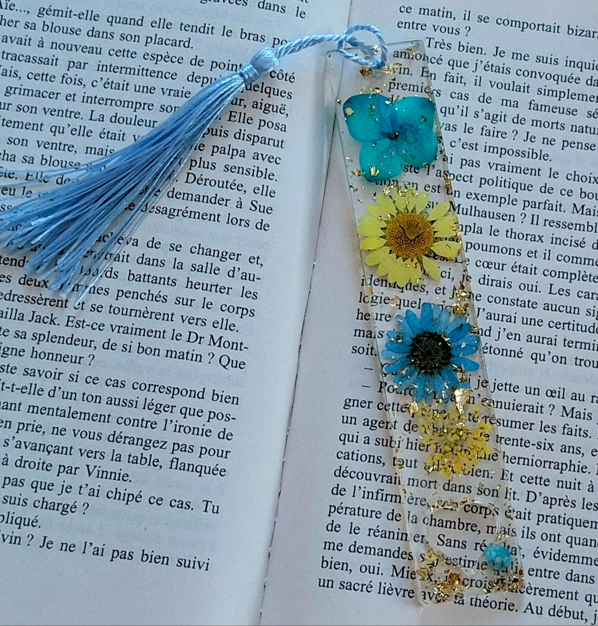 Marque-pages en résine époxy. Fleurs bleues et jaunes. Pompon gland soyeux bleu - PRETTY RESINE