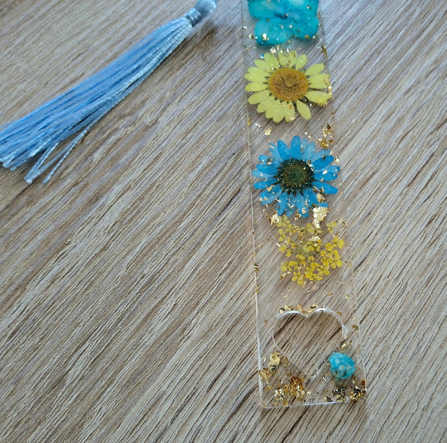 Marque-pages en résine époxy. Fleurs bleues et jaunes. Pompon gland soyeux bleu - PRETTY RESINE