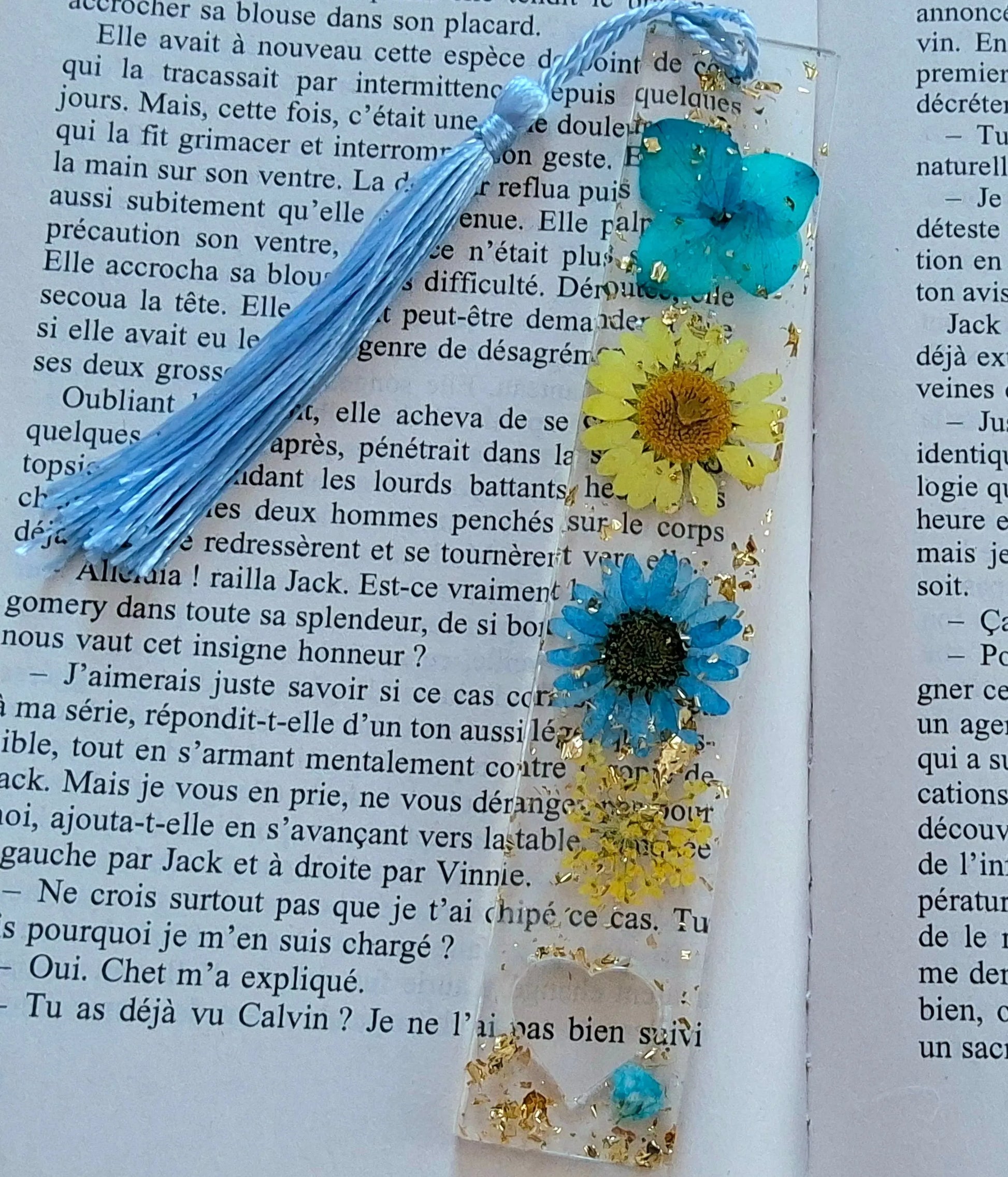 Marque-pages en résine époxy. Fleurs bleues et jaunes. Pompon gland soyeux bleu - PRETTY RESINE