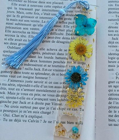 Marque-pages en résine époxy. Fleurs bleues et jaunes. Pompon gland soyeux bleu - PRETTY RESINE