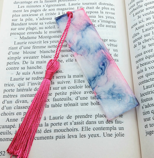 Marque-pages multicolore effet marbré en résine époxy, posé dans un livre