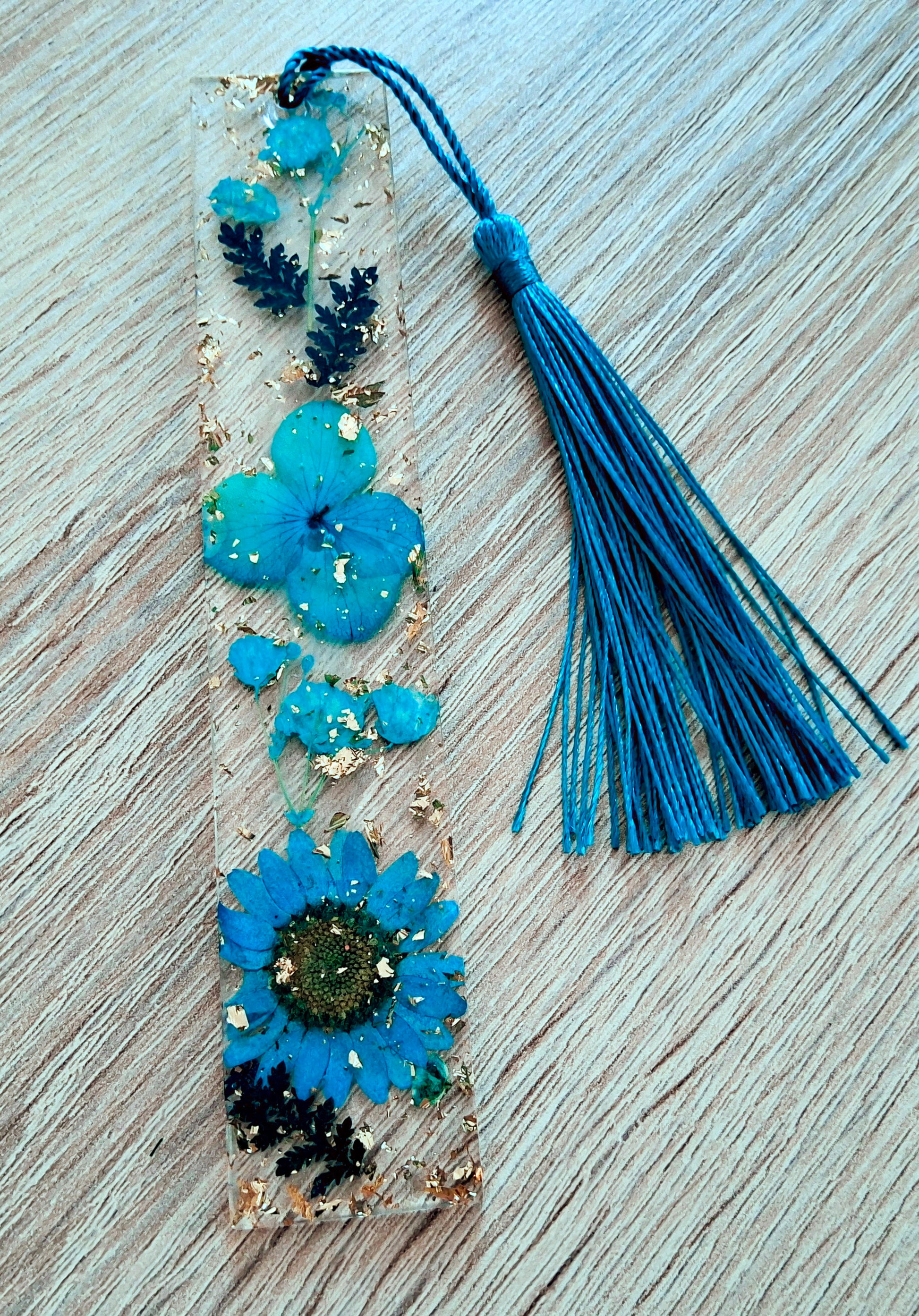 Marque-pages en résine époxy. Transparent avec fleurs bleues turquoise - PRETTY RESINE