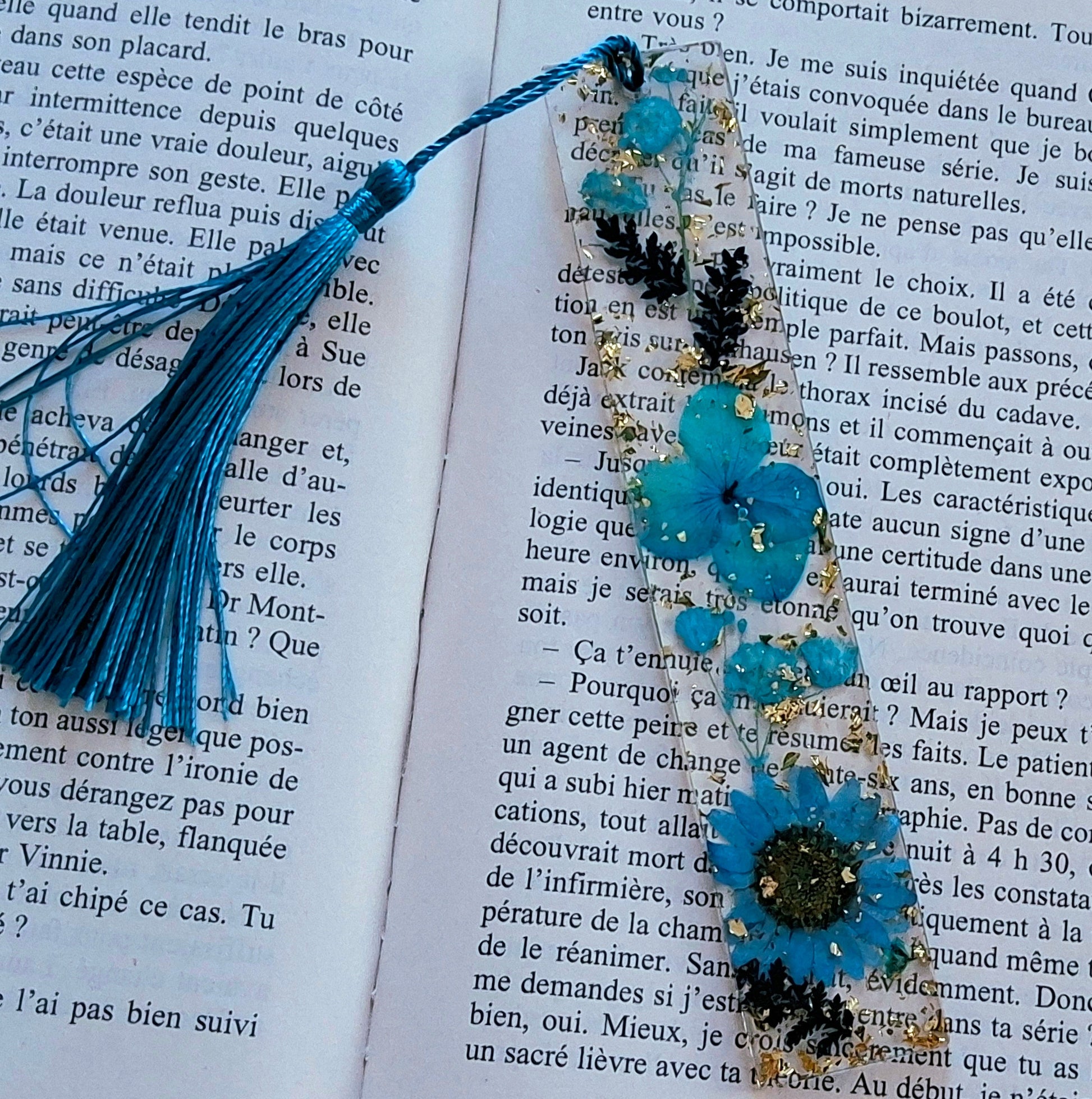 Marque-pages en résine époxy. Transparent avec fleurs bleues turquoise - PRETTY RESINE