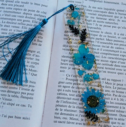 Marque-pages en résine époxy. Transparent avec fleurs bleues turquoise - PRETTY RESINE
