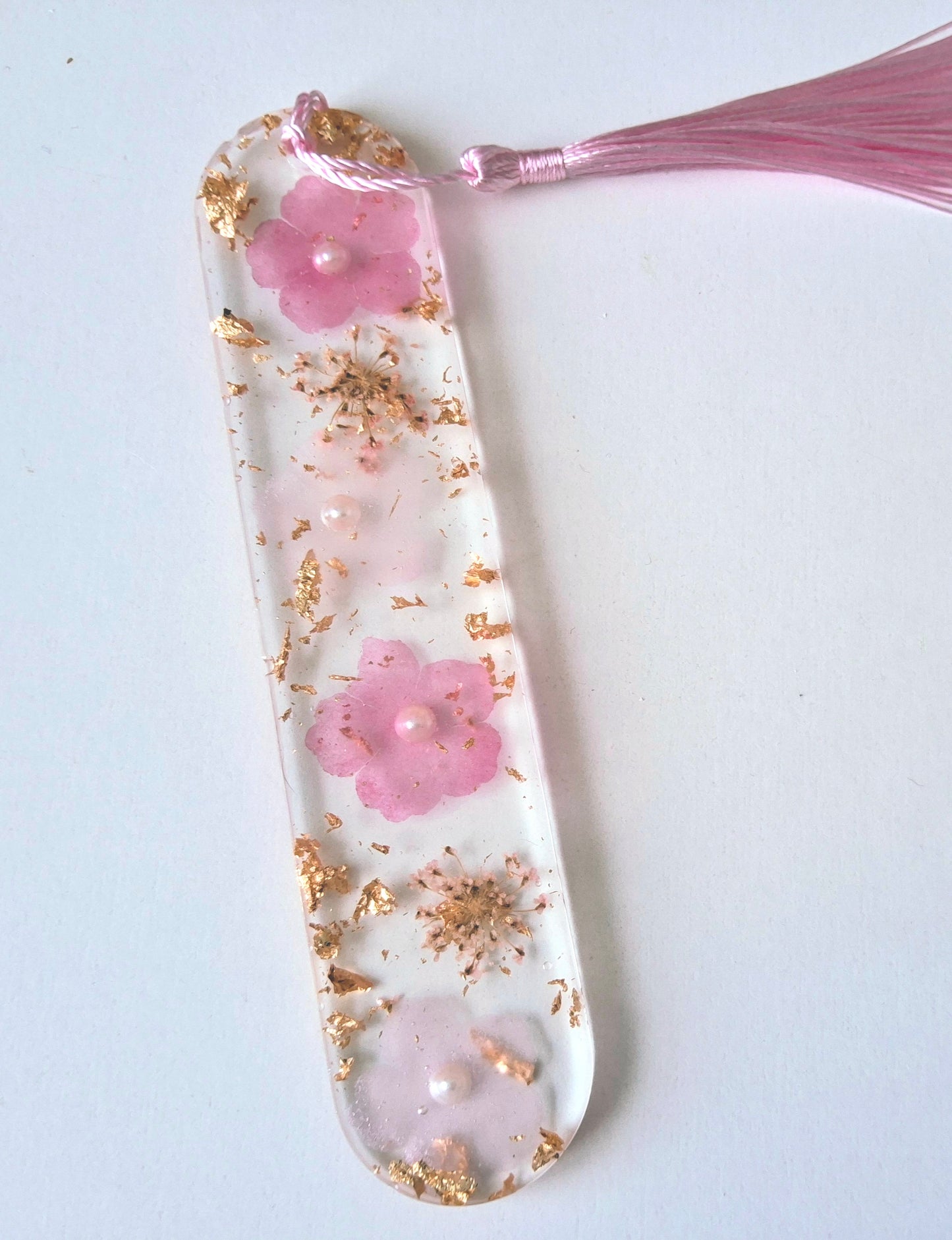 Marque-pages en résine époxy. Fleurs roses et feuille d'or - PRETTY RESINE