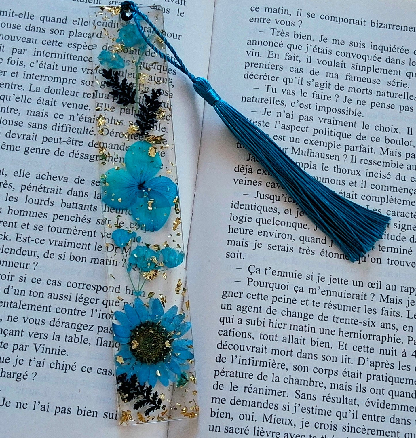 Marque-pages en résine époxy. Transparent avec fleurs bleues turquoise - PRETTY RESINE