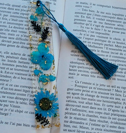 Marque-pages en résine époxy. Transparent avec fleurs bleues turquoise - PRETTY RESINE
