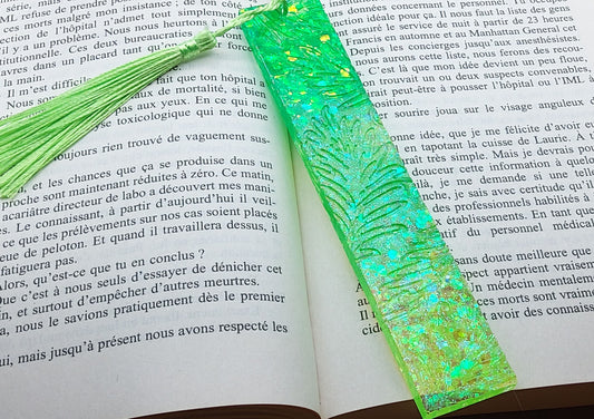 Marque-pages en résine époxy. Grandes feuilles en relief. Vert clair. Posé dans un livre.