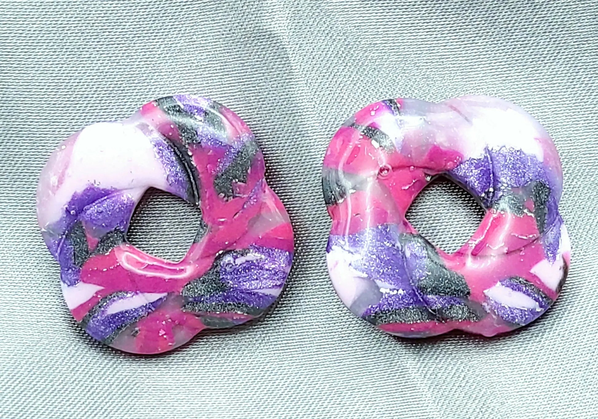 Pampilles CARLA en pâte Fimo. Marbré fuchsia, mauve et gris pailleté - PRETTY RESINE