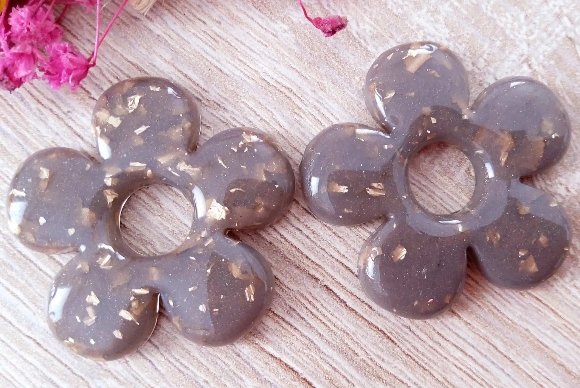 Pampilles CLARA. Taupe et feuille d'or - PRETTY RESINE