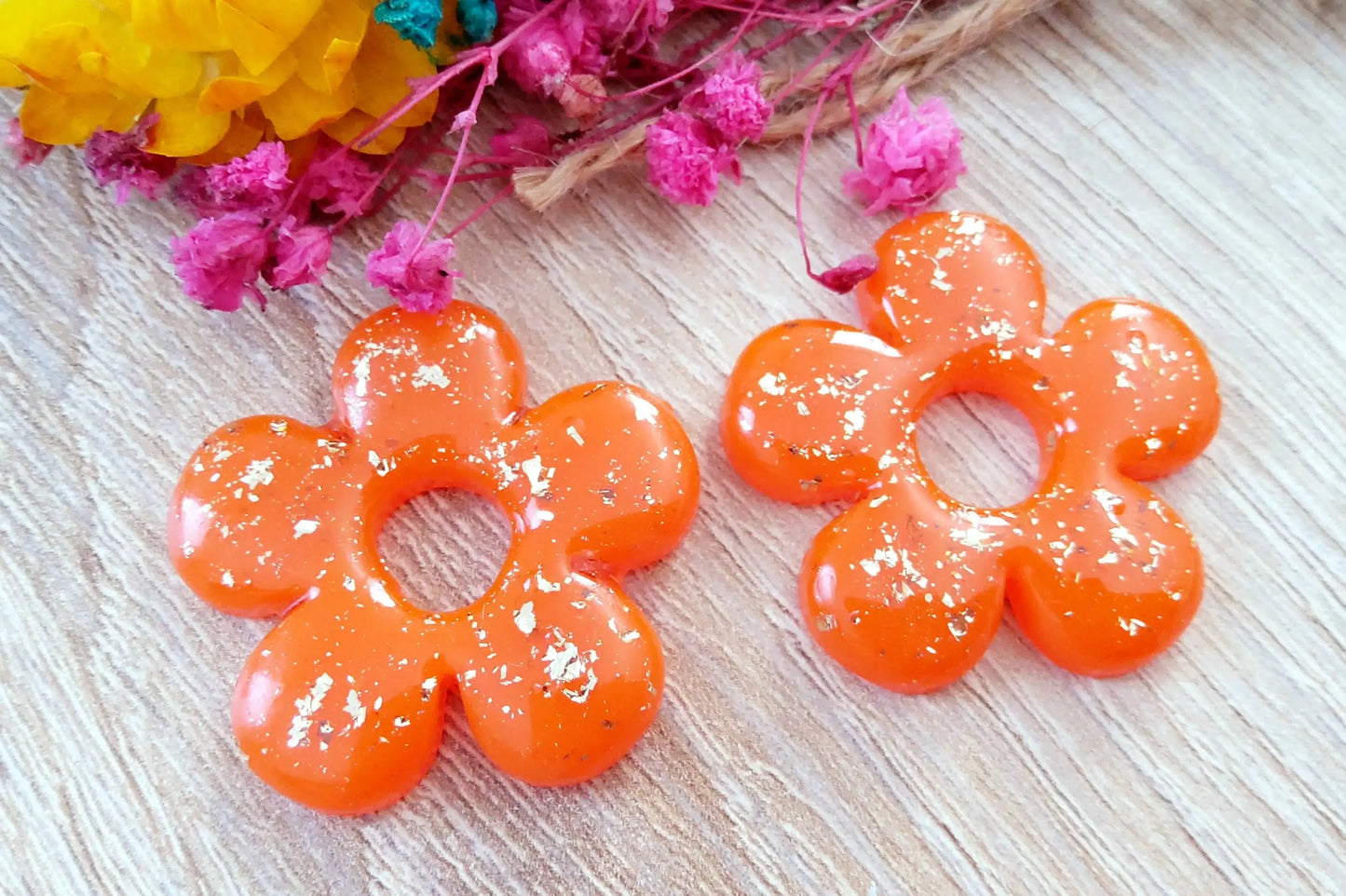 Pampilles CLARA en résine. Orange et feuille d'or - PRETTY RESINE