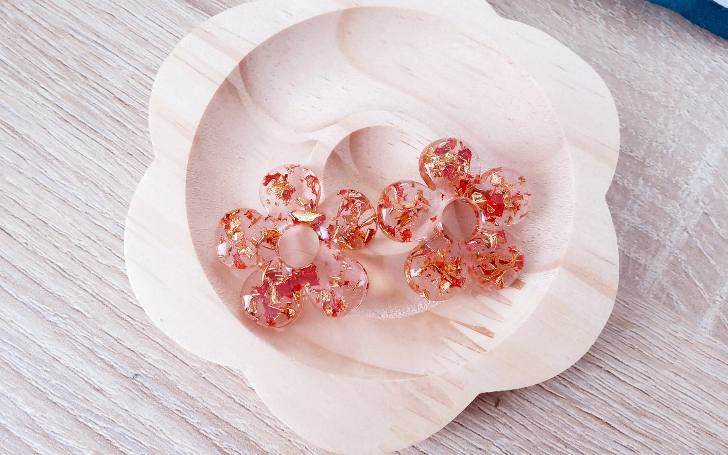 Pampilles CLARA en résine. Transparent, rouge et or.