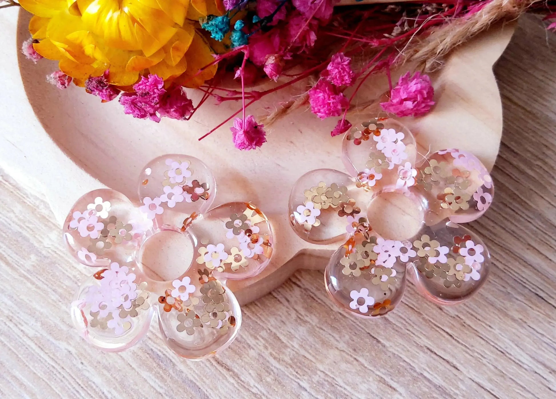 Pampilles CLARA en résine. Paillettes Fleurs - PRETTY RESINE