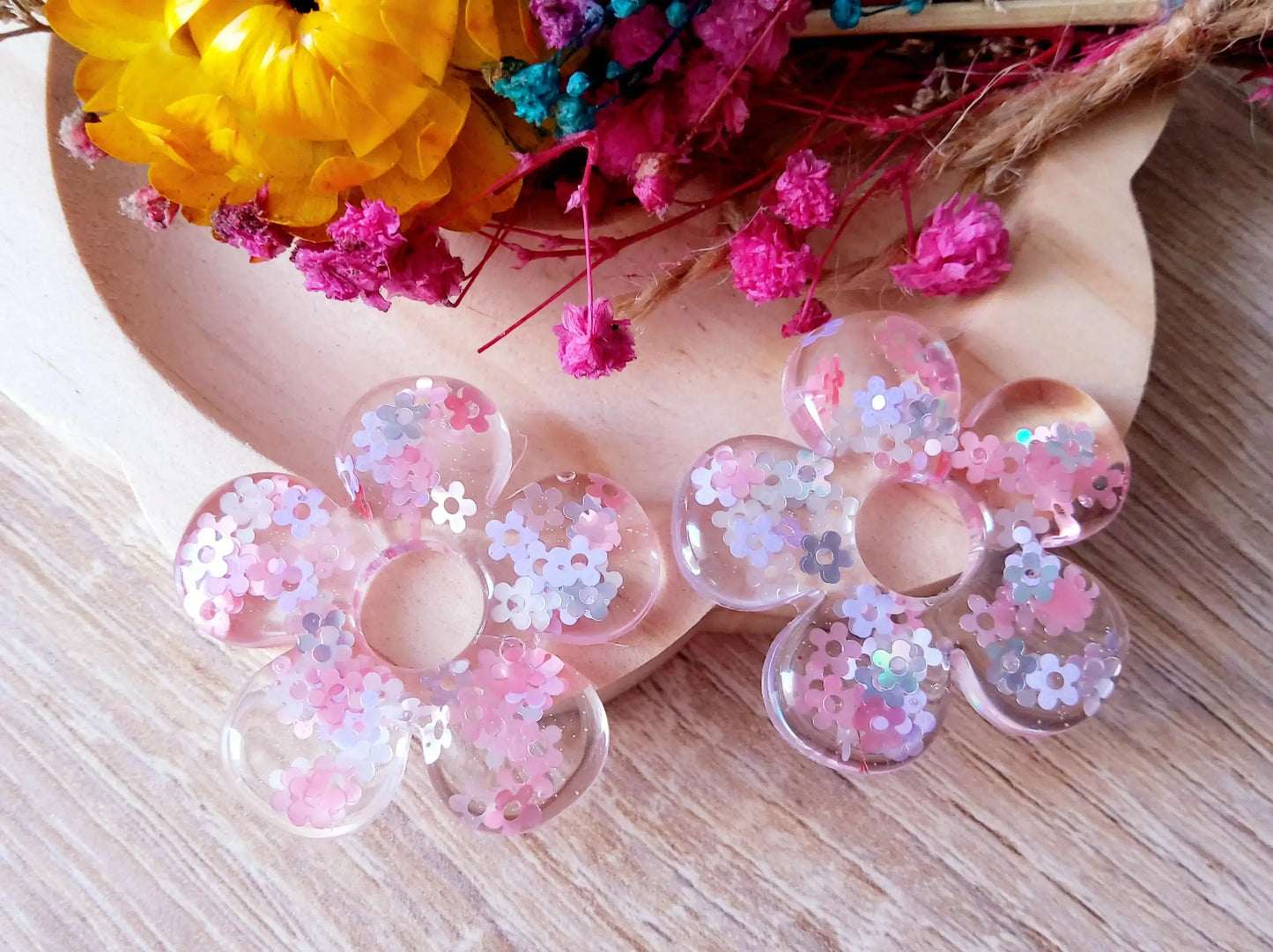Pampilles CLARA en résine. Paillettes Fleurs - PRETTY RESINE