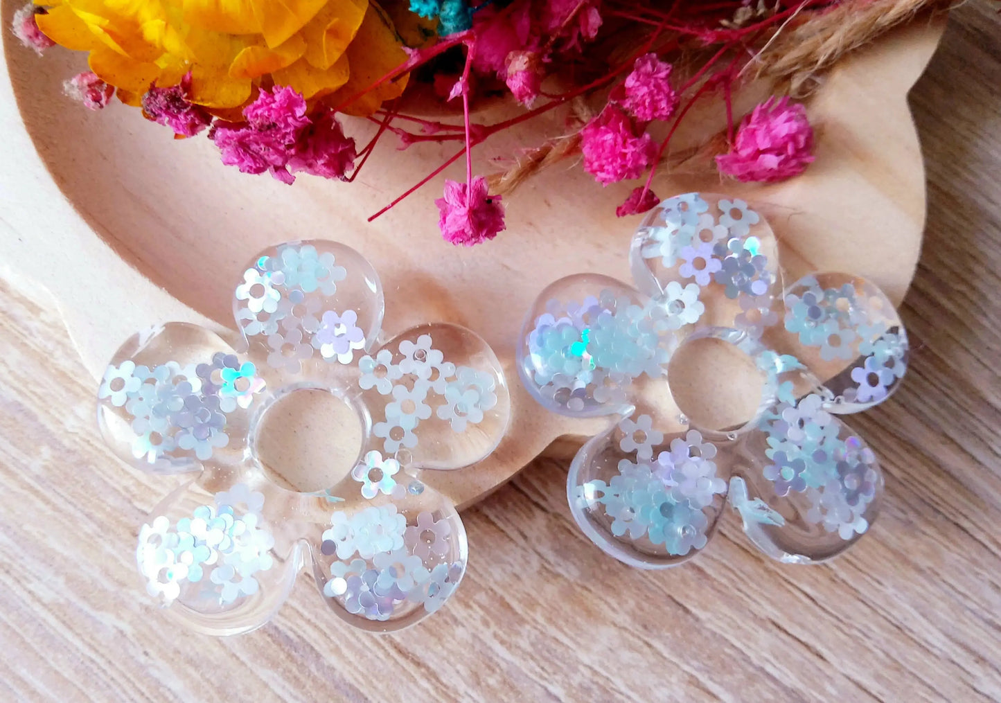 Pampilles CLARA en résine. Paillettes Fleurs PRETTY RESINE