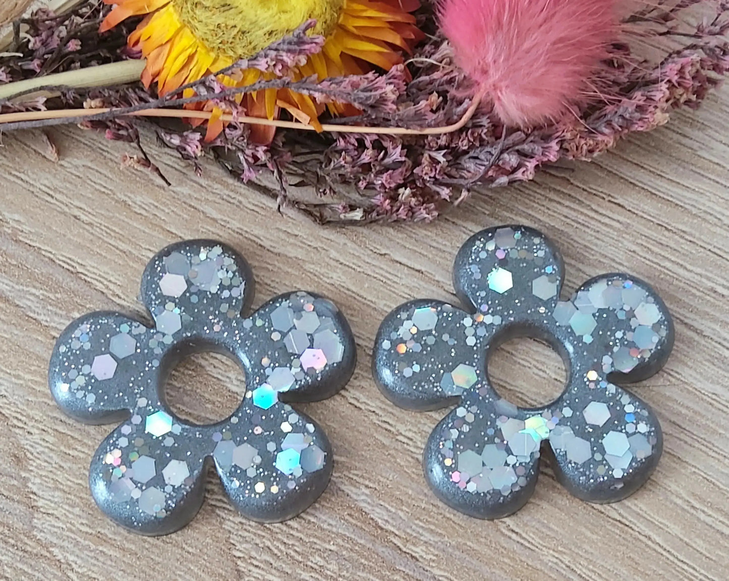 Pampilles CLARA en résine époxy. Gris, paillettes holographiques argent - PRETTY RESINE