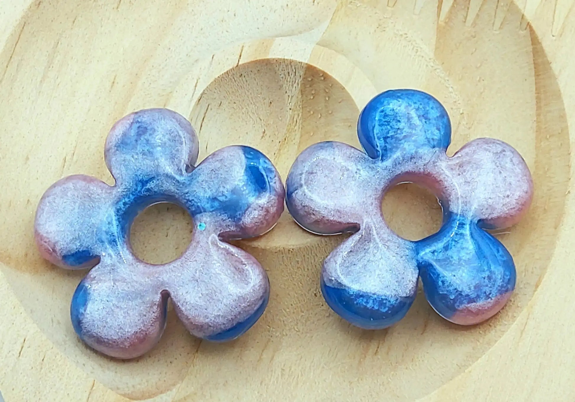 Pampilles CLARA en résine époxy. Bleu et rose - PRETTY RESINE