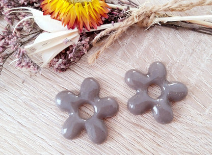 Pampilles DAISY en résine. Taupe - PRETTY RESINE