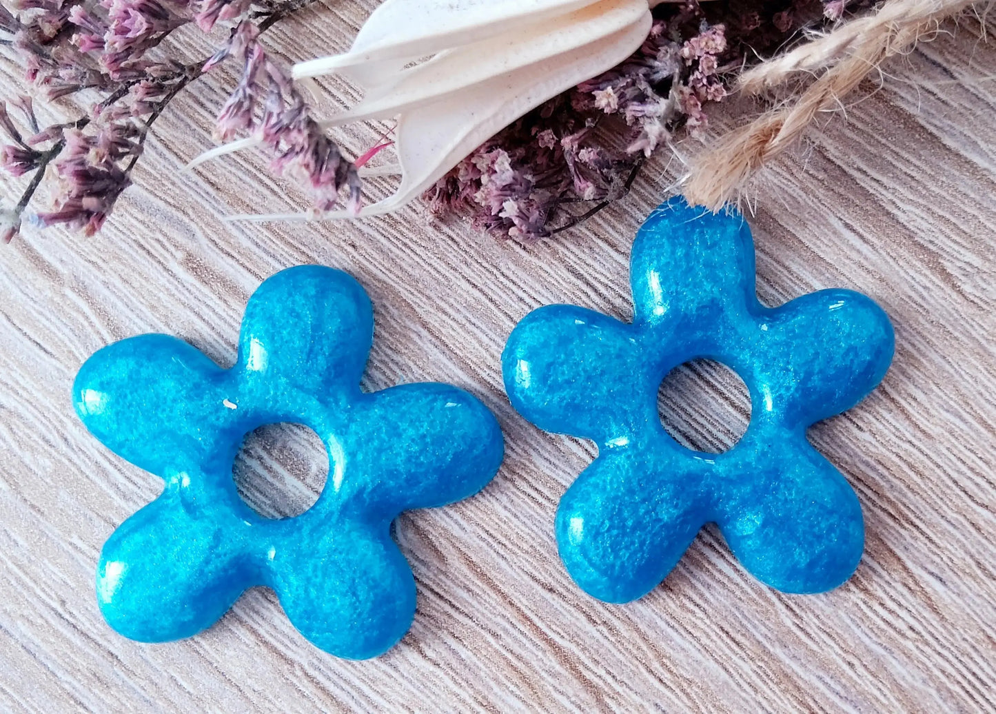 Pampilles DAISY en résine. Bleu - PRETTY RESINE
