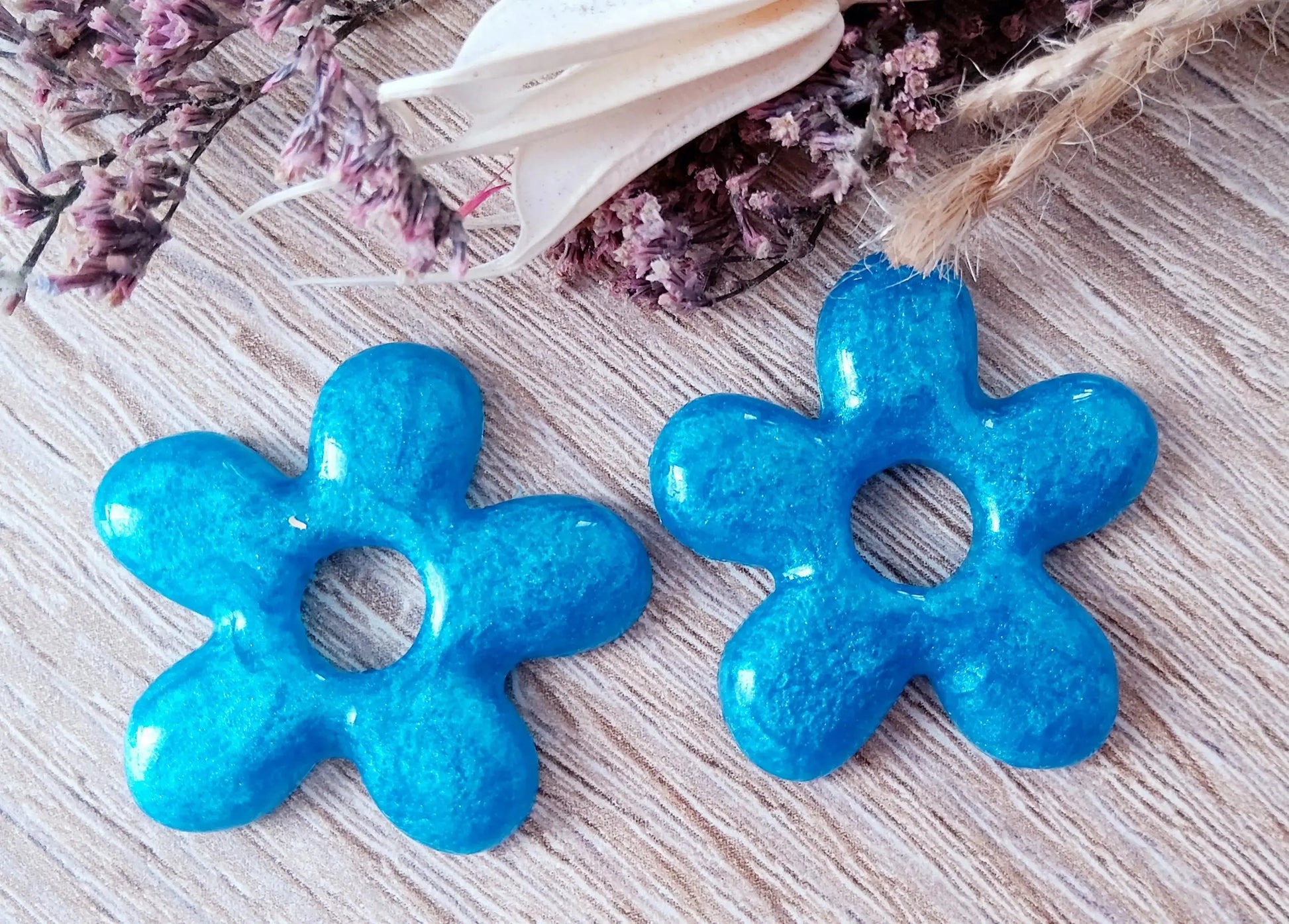 Pampilles DAISY en résine. Bleu - PRETTY RESINE