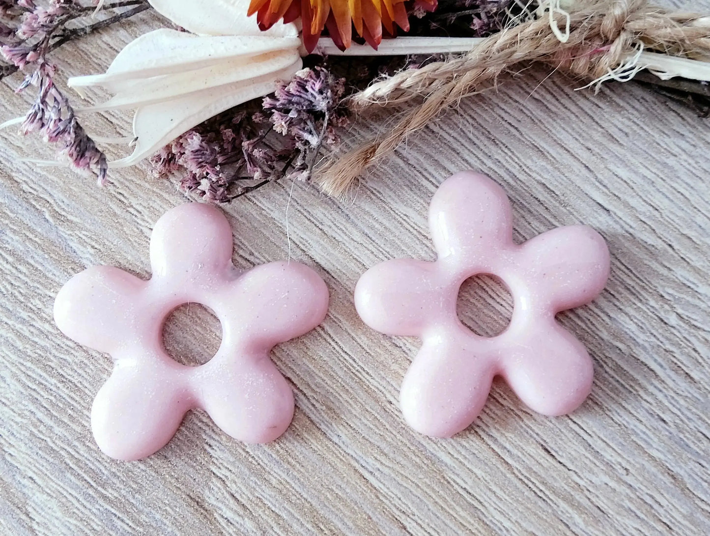 Pampilles DAISY en résine. Rose pâle