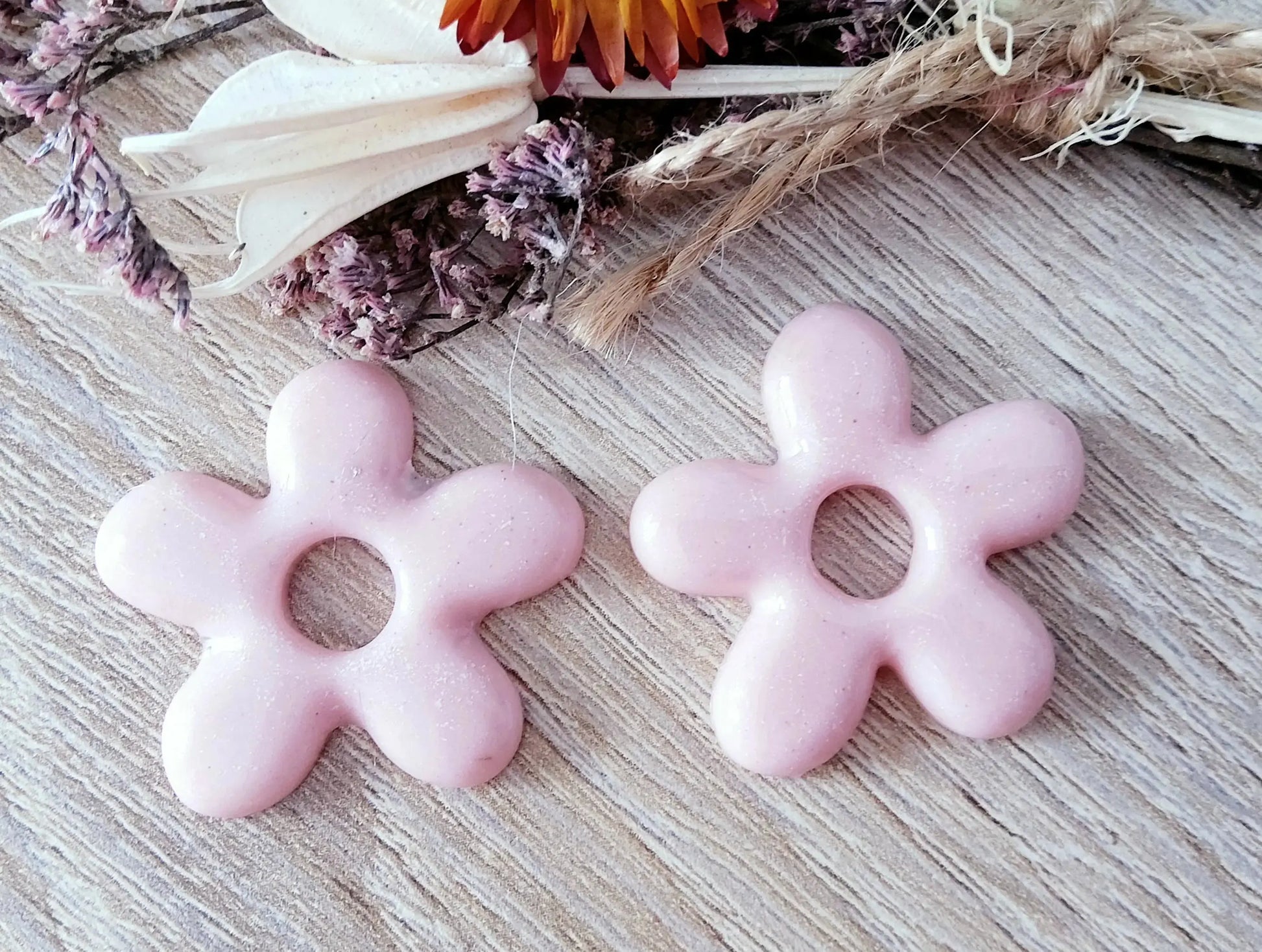 Pampilles DAISY en résine. Rose pâle