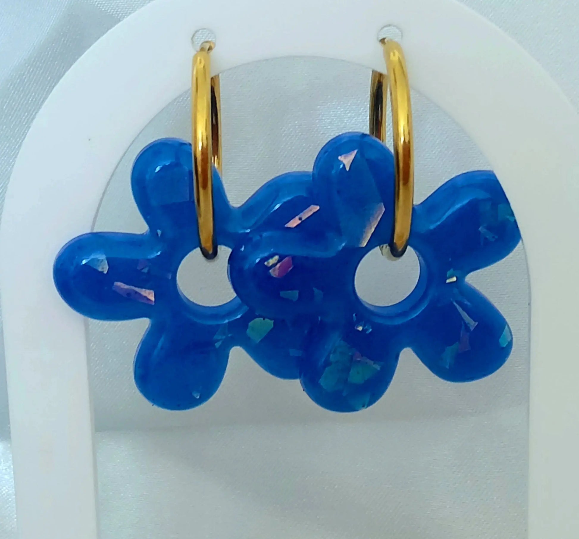 Pampilles DAISY en résine. Bleu effet holographique - PRETTY RESINE