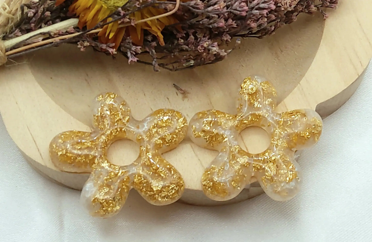 Pampilles DAISY en résine époxy. Blanc et feuille d'or - PRETTY RESINE