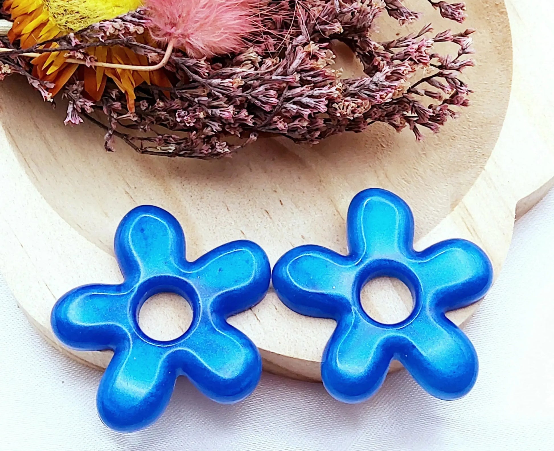 Pampilles DAISY en résine époxy. Bleu intense - PRETTY RESINE