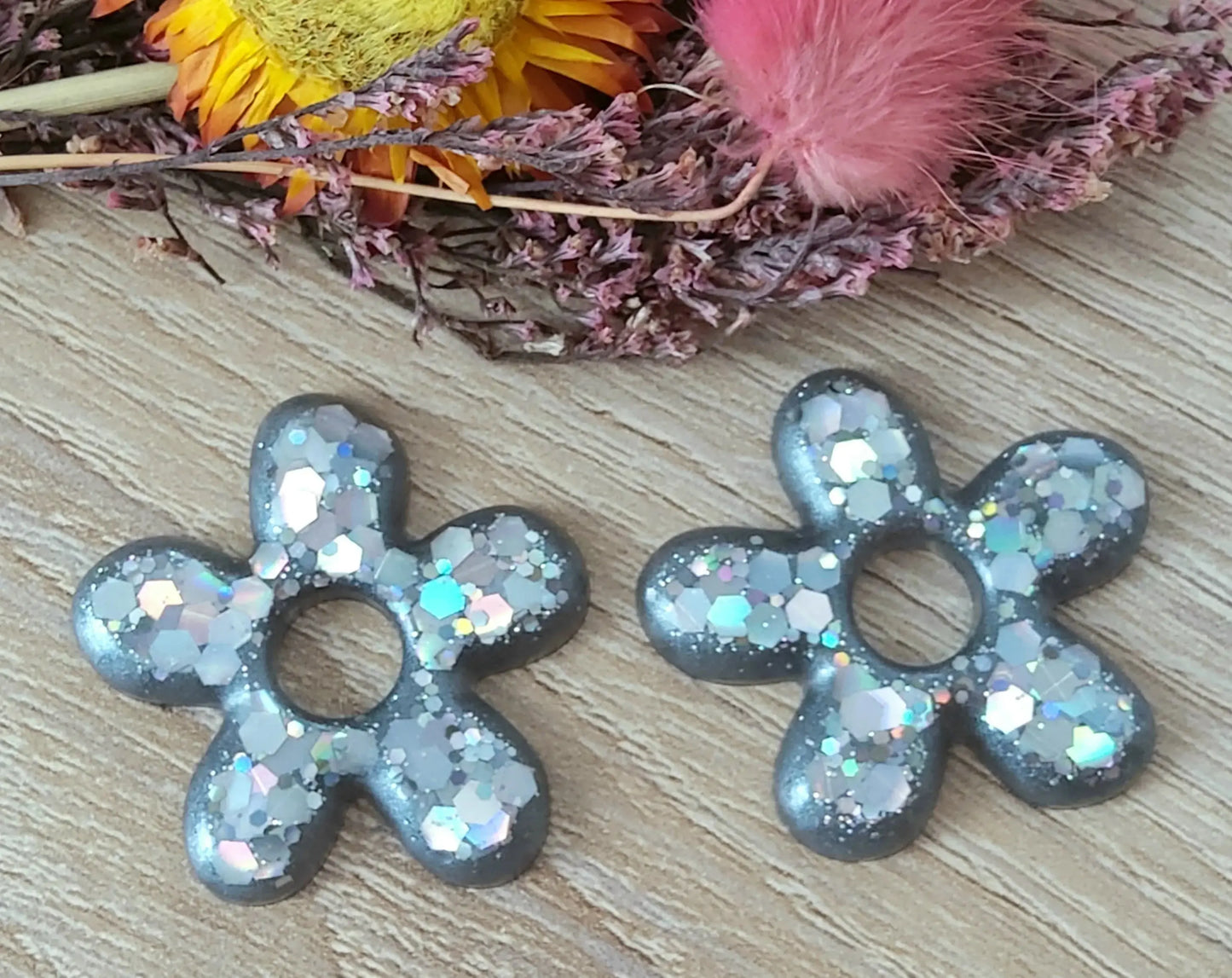 Pampilles DAISY en résine époxy. Gris, paillettes holographiques argent - PRETTY RESINE