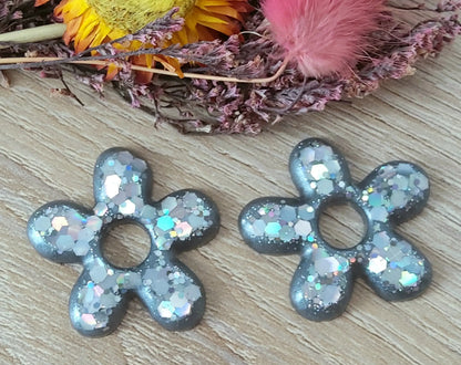 Pampilles DAISY en résine époxy. Gris, paillettes holographiques argent - PRETTY RESINE