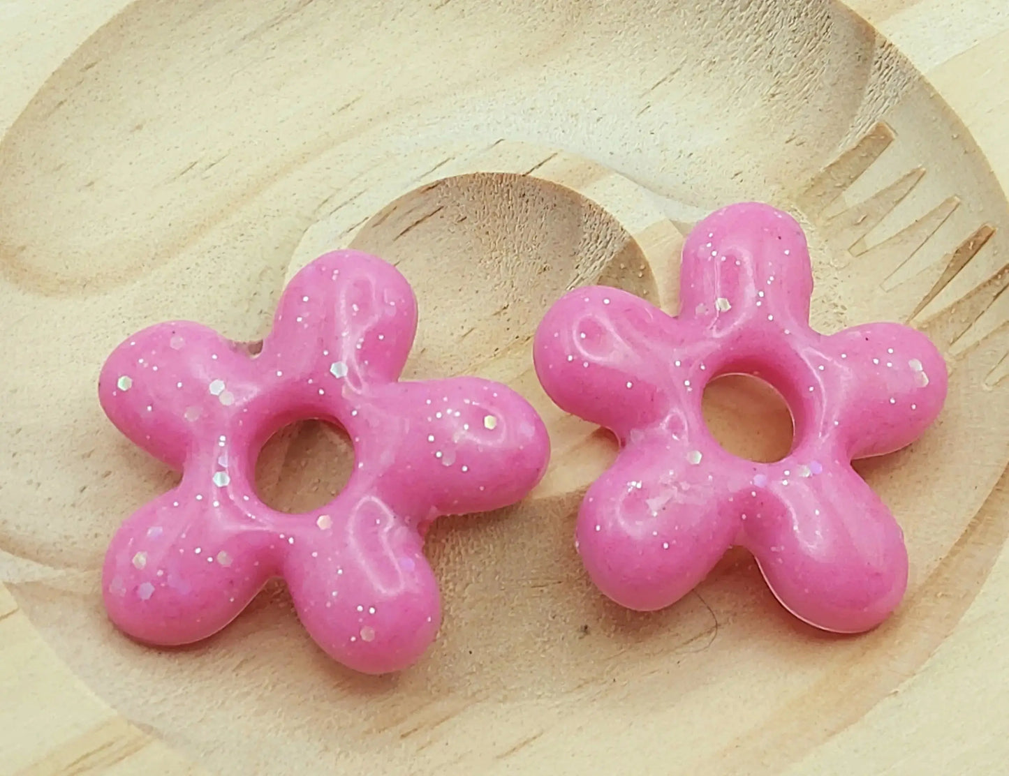 Pampilles DAISY en résine époxy. Rose et paillettes holographiques - PRETTY RESINE