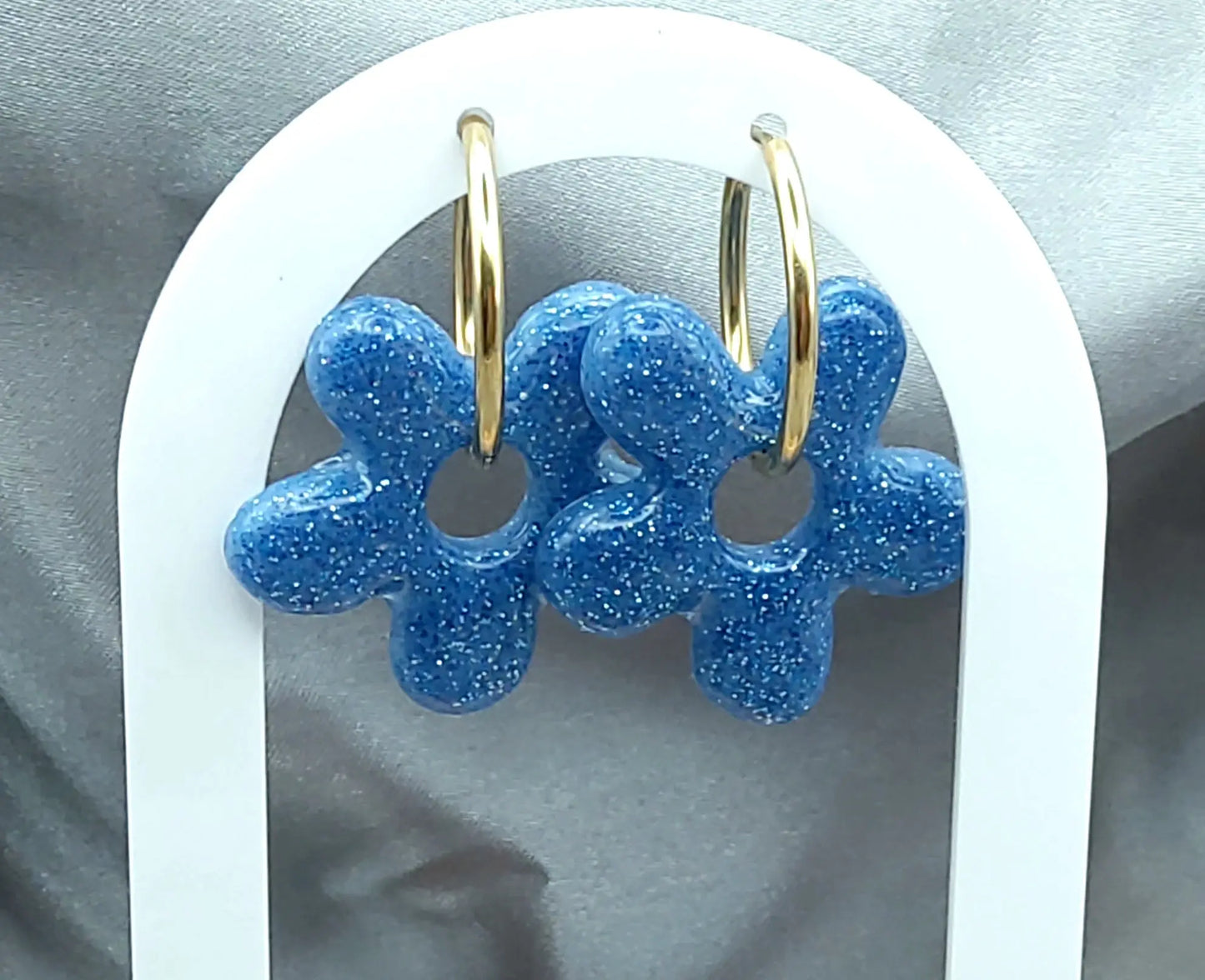 Pampilles DAISY en résine époxy. Paillettes bleues - PRETTY RESINE