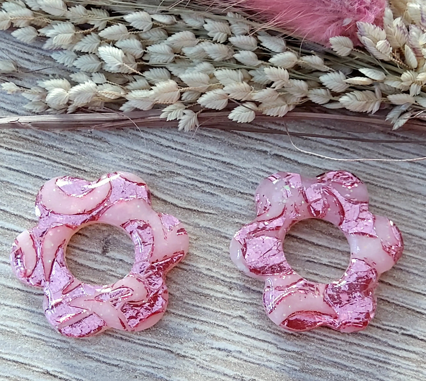 Pampilles DALIA en pâte fimo. Rose pastel, feuille métallique fuchsia - PRETTY RESINE