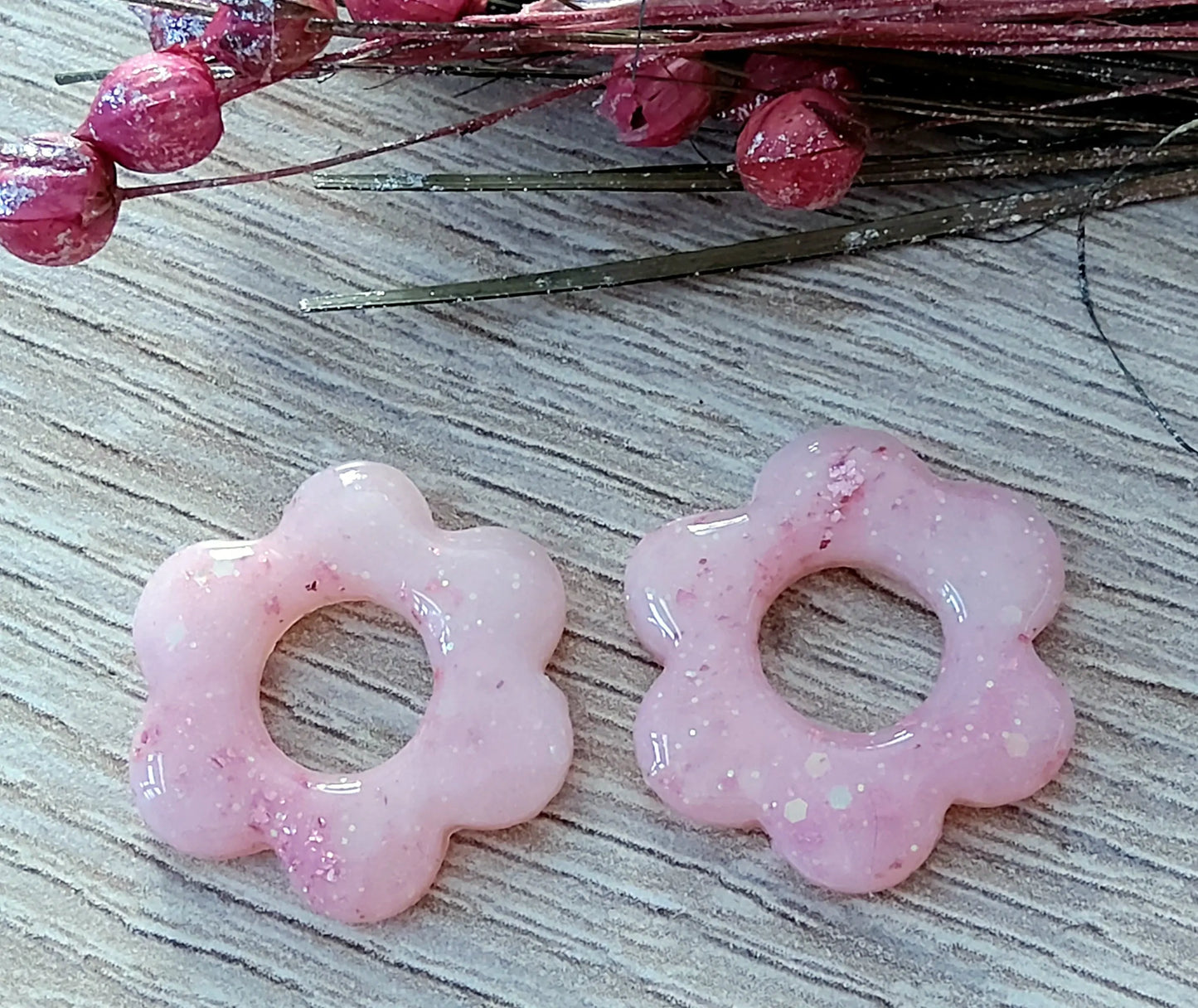 Pampilles DALIA en pâte fimo. Rose pastel, paillettes holographiques et feuille métallique fuchsia - PRETTY RESINE