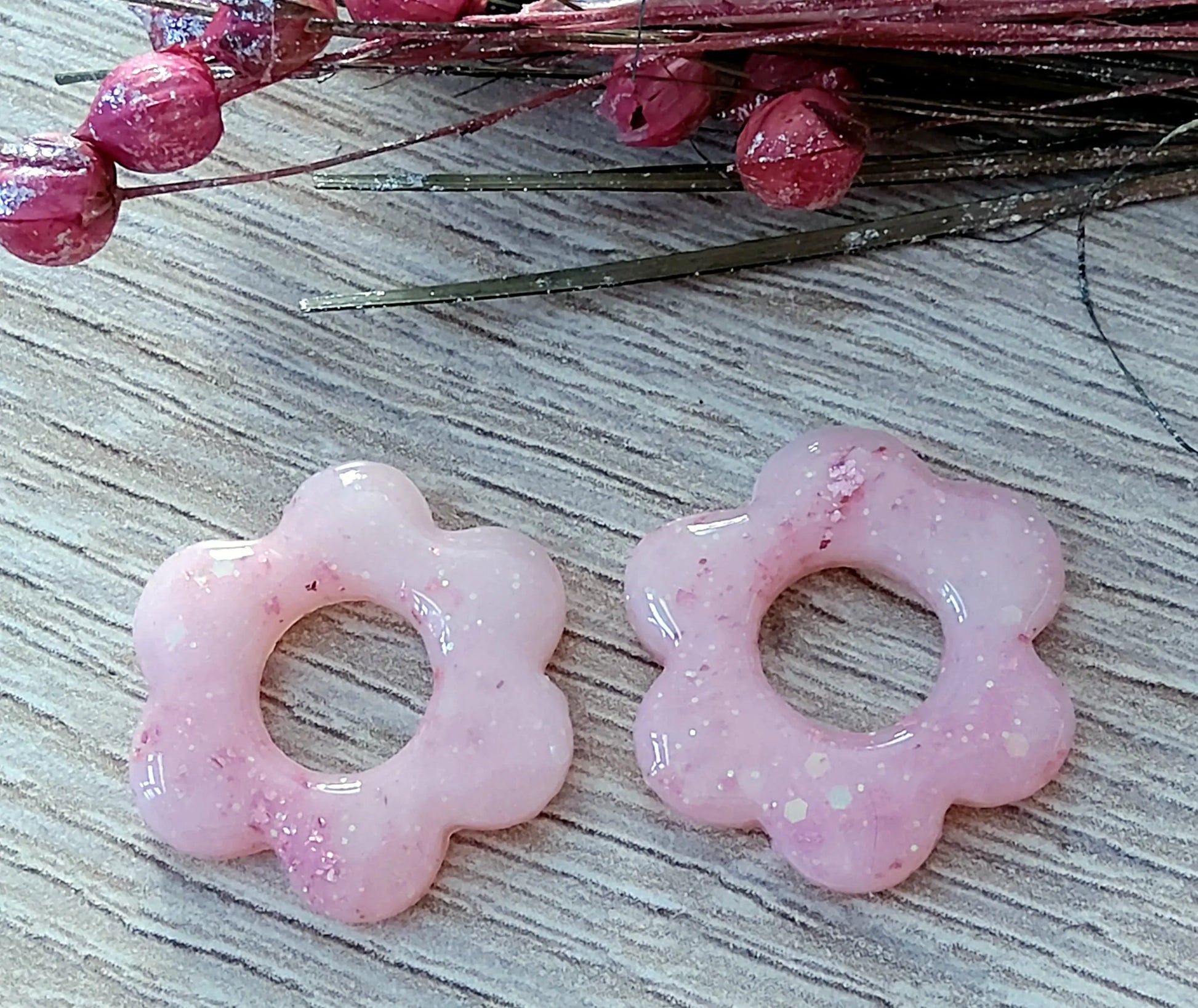 Pampilles DALIA en pâte fimo. Rose pastel, paillettes holographiques et feuille métallique fuchsia - PRETTY RESINE