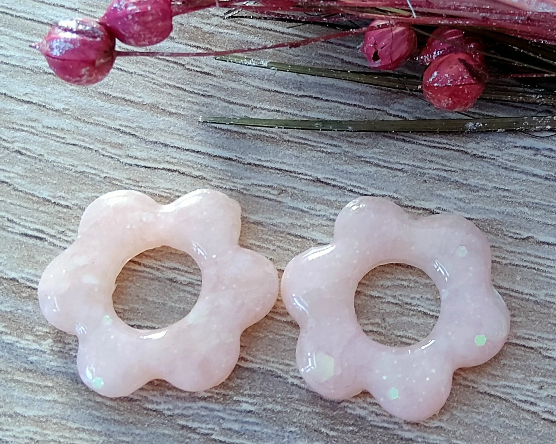 Pampilles DALIA en pâte fimo. Roe pastel et paillettes holographiques - PRETTY RESINE
