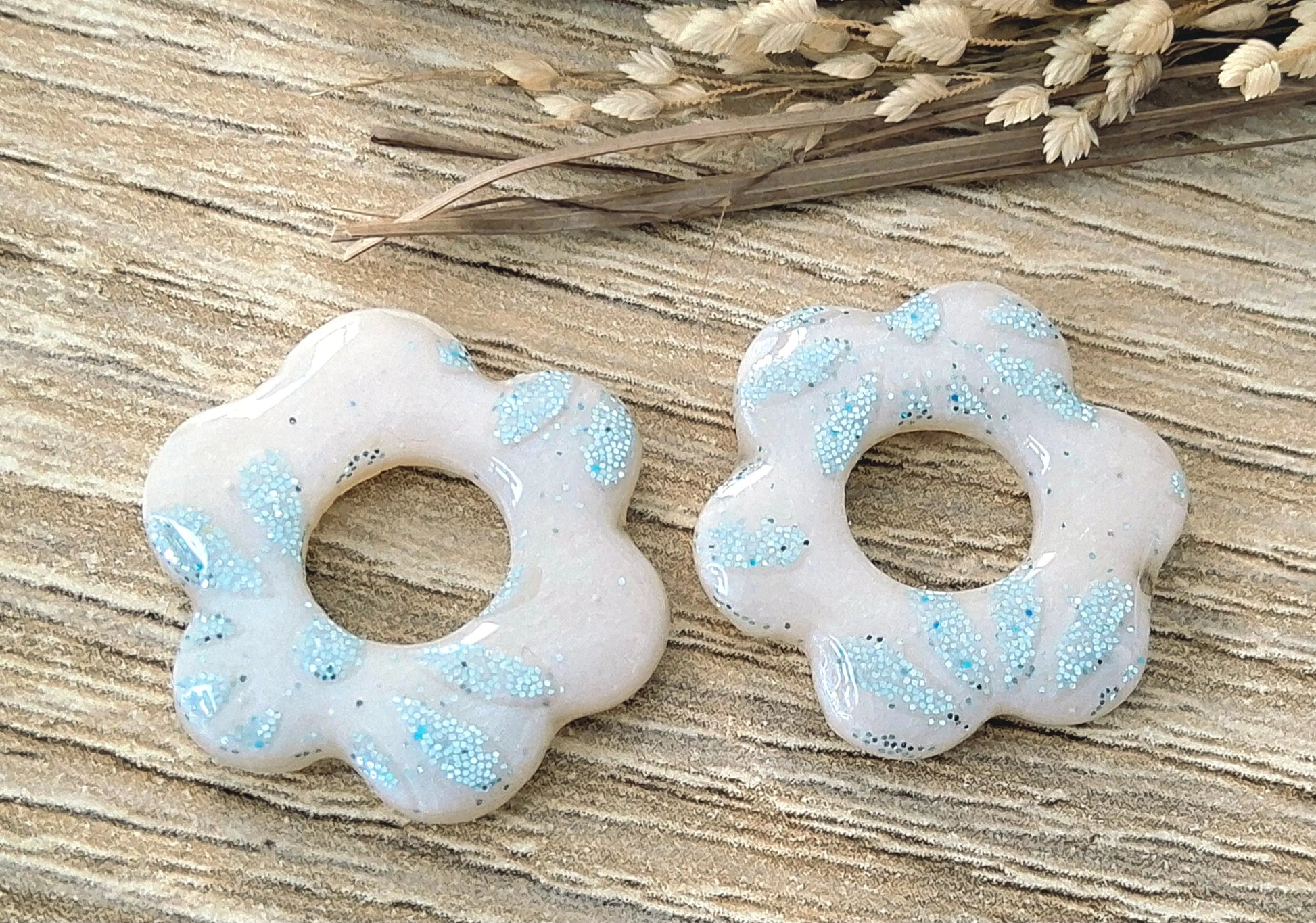 Pampilles DALIA en pâte fimo. Blanc nacré et paillettes bleues - PRETTY RESINE