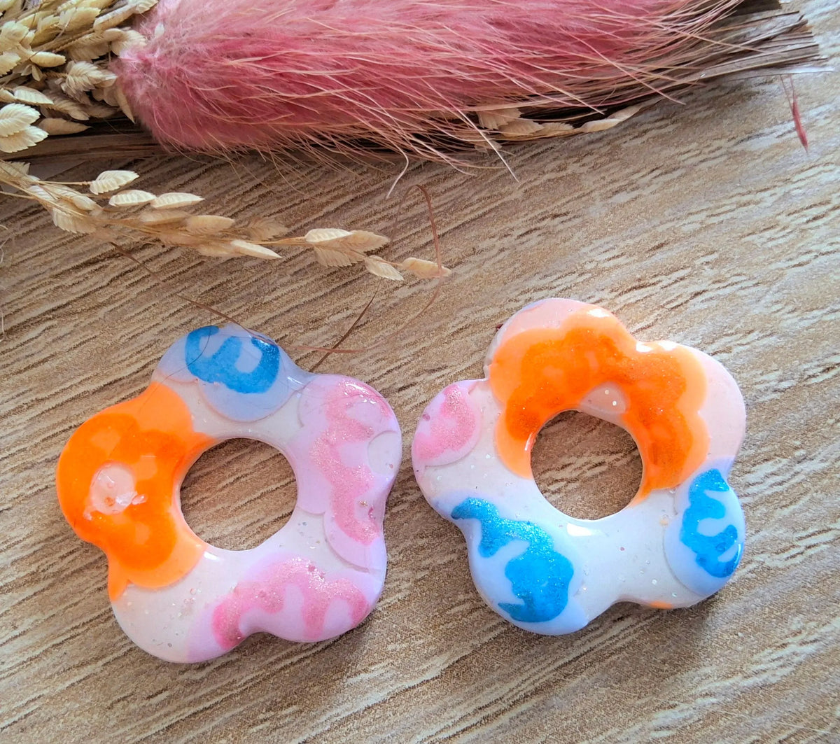 Pampilles DALIA en pâte fimo. Motif floral, orange, bleu et rose - PRETTY RESINE