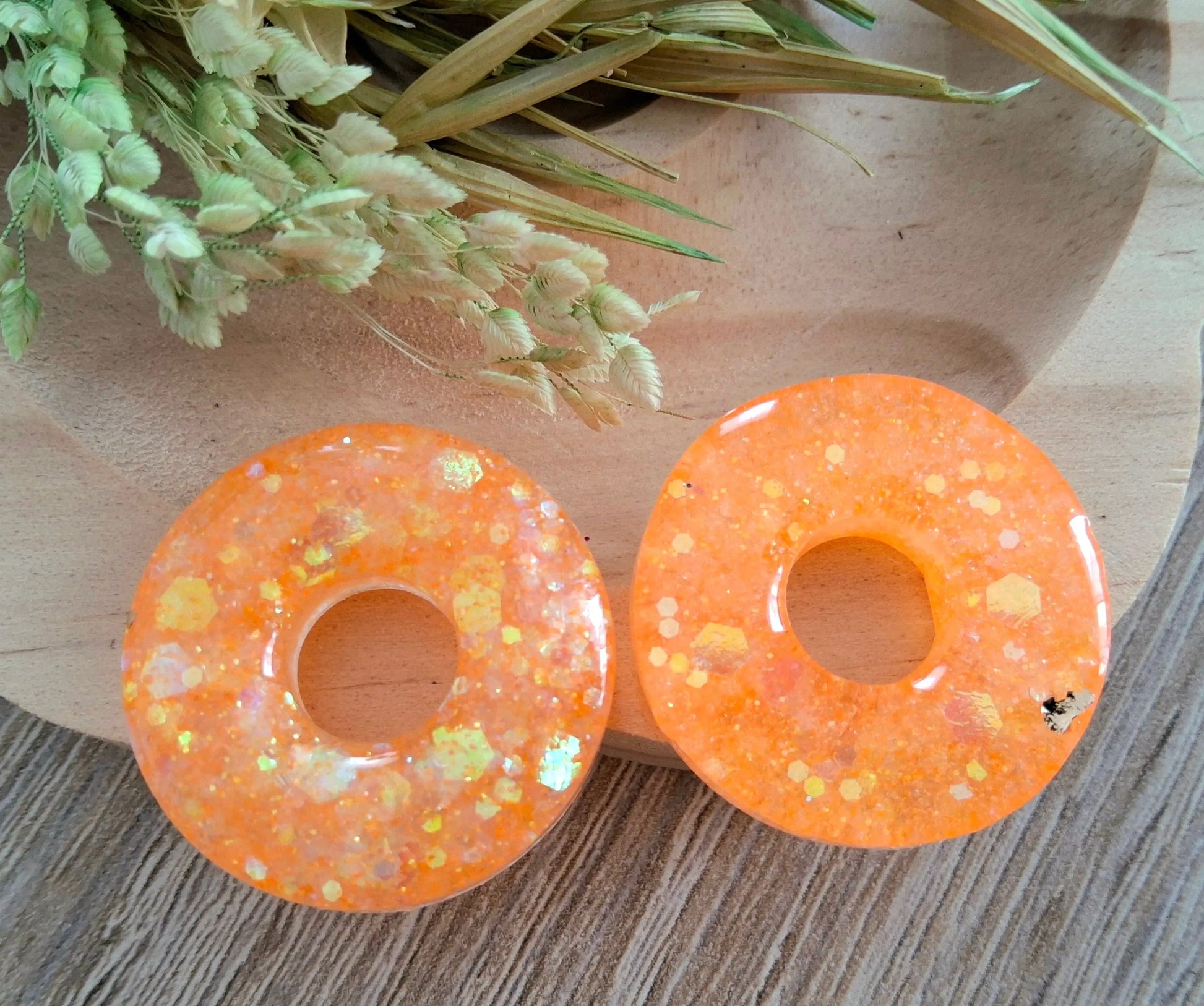 Pampilles DONUTS en résine époxuy. Paillettes oranges holographiques - PRETTY RESINE
