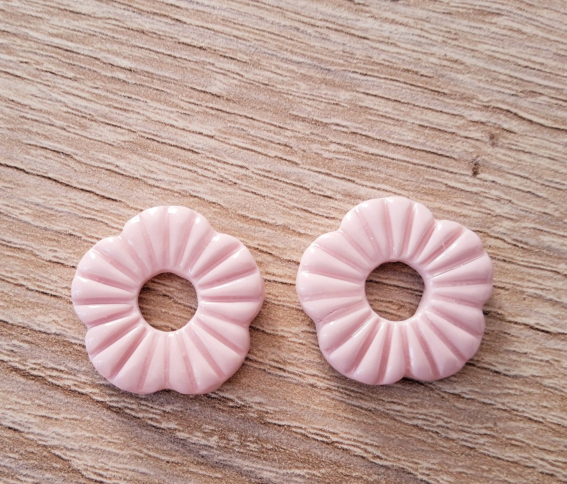 Pampilles FLORE en pâte fimo. Rose pastel - PRETTY RESINE